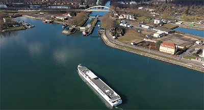 Die MS Victor Hugo - 82 m lang und 10 m breit - wurde im August 2022 autonom in die Schleuse von Straßburg navigiert. BIld_DLR (CC BY-NC-ND 3.0).jpg