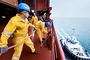 Berlin Express: Verbindung zum Schlepper herstellen © Hapag Lloyd www.hapag-lloyd.com
