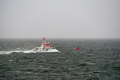 Der Seenotrettungskreuzer NIS RANDERS nähert sich einer im Wasser treibenden © DGzRS