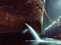 Ballastwassereinleitug in einem Dock bei Nacht © Stephan Gollasch
