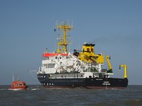 Vermessungsschiff KOMET mit Vermessungsboot © BSH