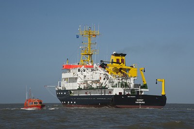 Vermessungsschiff KOMET mit Vermessungsboot © Bundesamt für Seeschifffahrt und Hydrographie (BSH)