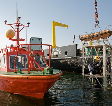 35 Jahre: DENEB mit Taucher und Vermessungsboot © BSH