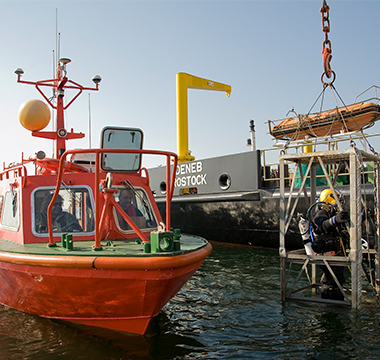 35 Jahre: DENEB mit Taucher und Vermessungsboot © BSH