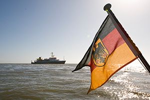 Deutsch Flagge mit Schiff © BSH