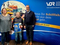 Preisverleihung an die Siegerin des Ferienfahrer-Wettbewerbs. Von links nach rechts: Berit Lueer (Crew Operator bei der CPO Containerschiffreederei), Annika Frühsorge (Ferienfahrerin), Holger Jäde (Referent Ausbildung beim VDR) © VDR