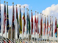 Flaggen am IMO-Gebäude © IMO Headquarters - 30 September 2016 von International Maritime Organization, CC BY 2.0