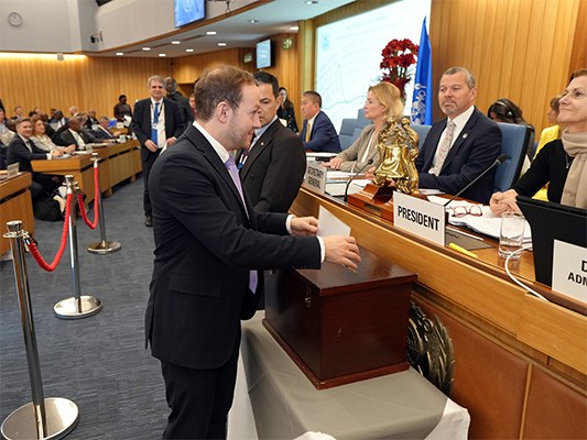 Germany casting vote at IMO Council election 2025 © IMO Member States voting for the IMO Council during the 34th Assembly Session on 28 November 2025_von International Maritime Organization, CC BY 4.0