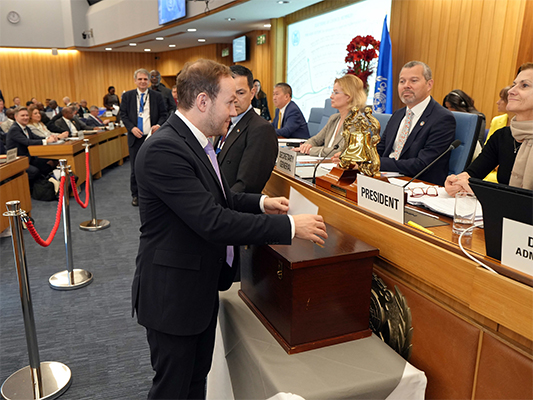 Germany casting vote at IMO Council election 2025 © IMO Member States voting for the IMO Council during the 34th Assembly Session on 28 November 2025_von International Maritime Organization, CC BY 4.0