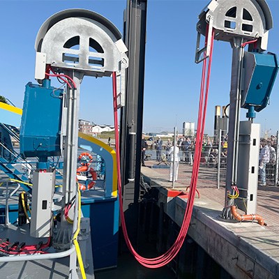 Laden der "Frisia E-I" mit klimafreundlich erzeugtem Landstrom © Holger Steinbock