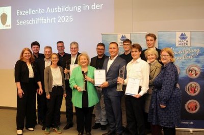 Von links: Sabine Zeller (BBS), Iven Krämer (WHT HB), Christian Bubenzer (BG), Tanja Schacht (Fairplay), Holger Jäde (VDR), Stefan Rother (Preisträger, FS Flensburg), Sonja Buchholz (Fairplay), Jan Gutknecht (Fairplay), Konstantin Pohsin (Fairplay), Jan Deiber (Fairplay), Jack Damon Seifert (Laudator Ausbilder, Hapag Lloyd), Tim Post (Laudator Lehrkraft, Fairplay), Dr. Gaby Bornheim (VDR), Runa Hornig Jörgens (DMZ) © Berufsbildungsstelle Seeschifffahrt e.V. Preisträger und Redner der Preisvereleihung Exzellente Ausbildung der Berufsbildungsstelle Seeschifffahrt e V