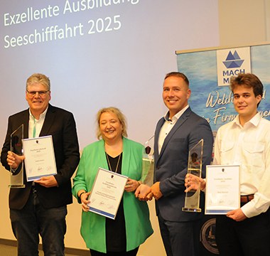 Von links: Stefan Rother (Preisträger Lehrkraft, FS Flensburg), Sonja Buchholz und Konstantin Pohsin (Preisträger Ausbildungsbetrieb Fairplay), Jack Damon Seifert (stellvertretend für Preisträger Ausbilder) © Berufsbildungsstelle Seeschifffahrt e.V. Preisträger der Preisverleihung Exzellente Ausbildung der Berufsbildungsstelle Seeschifffahrt e V