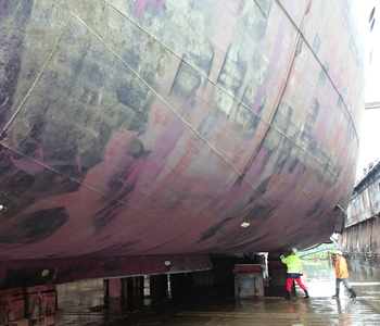 Schiffsrumpf im Trockendock © BSH