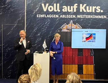 Dr. Martin Kröger (VDR-Hauptgeschäftsführer) und Dr. Wibke Mellwig (Abteilungsleiterin Wasserstraßen und Schifffahrt im BMV)