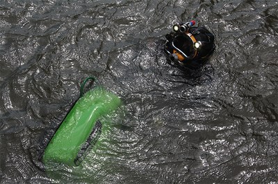Ein Taucher reinigte die Schiffe unter Wasser. Bewuchs- und Beschichtungspartikel wurden aufgefangen. © LimnoMar