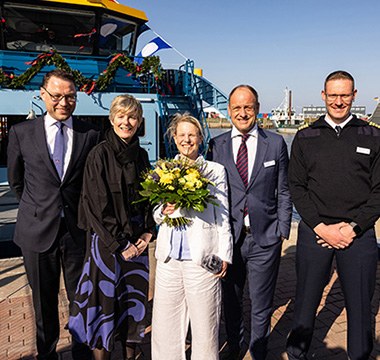 Schiffstaufe; von links nach rechts: Joschka Böddeling (Damen Shipyards), Dr. Wibke Mellwig (Abteilungsleiterin für Wasserstraßen und Schifffahrt beim BMDV), Karin Pragal (Vorsitzende des Aufsichtsrats von Norden-Frisia), Carl-Ulfert Stegmann (Reederei-Vorstand Norden-Frisia), Stephan Ulrichs (Kapitän)