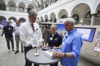 Tag der offenen Tür der Bundesregierung Gespräch mit Bundesminister Schnieder © BMV/Dirk Michael Deckbar