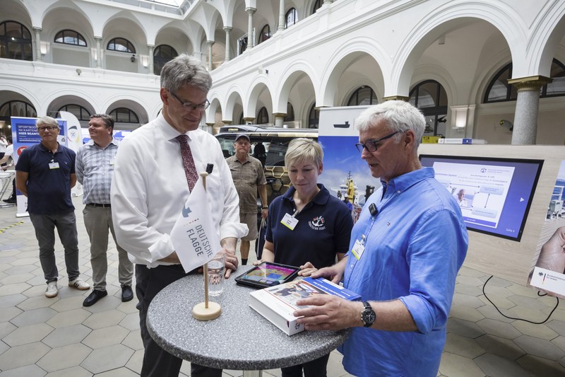 Tag der offenen Tür der Bundesregierung Gespräch mit Bundesminister Schnieder © BMV/Dirk Michael Deckbar