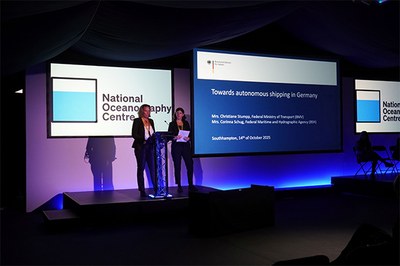 Vortrag im National Oceanography Centre: Christiane Stumpp vom BMV und Corinna Schug vom BSH referieren über „Towards autonomous shipping in Germany“ © Maritime & Coastguard Agency Vortrag