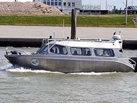Wassertaxi im Hafen von Norddeich © Christian Bubenzer