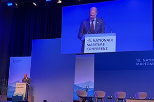 Bundeskanzler Olaf Scholz auf der Nationalen Maritimen Konferenz_300x200.jpg