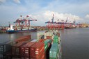 Containerschiff im Hafen.jpg