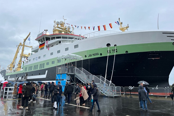 Neuer Hochsee-Trawler unter Deutscher Flagge