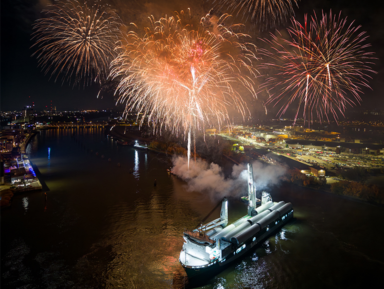 SAL Heavy Lift's MV Elise Feuerwerk.jpg