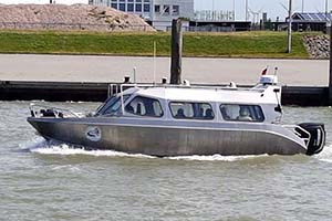 Wassertaxi im Hafen von Norddeich © Christian Bubenzer