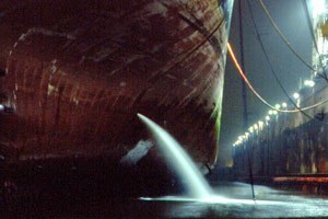 Ballast water release in dock at night © Stephan Gollasch