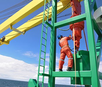 If well secured and with the right PPE, safe maintenance work is possible even up high. © Auf den Schirm, Mike Tamayo www.aufdenschirm.com / Rörd Braren Bereederungs- GmbH & Co. KG www.reedereibraren.de