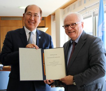 Depositing instrument of accession with the IMO Secretary General © International Maritime Organization IMO www.imo.org