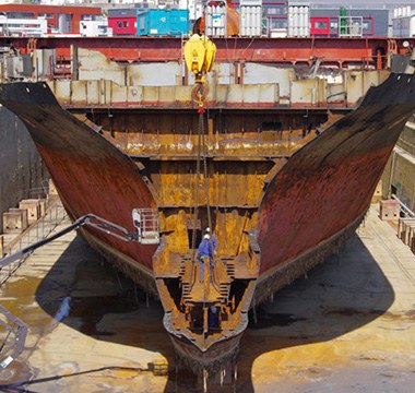 Dismantling of a bulk carrier at EU-certified facility Navaleo in Brest, France© Navaleo